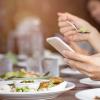 研究显示近四分之三的英国人在餐桌旁使用手机