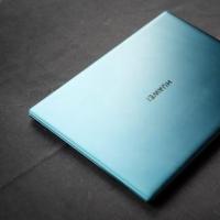 华为的2020 MateBook X Pro看起来像翠绿色