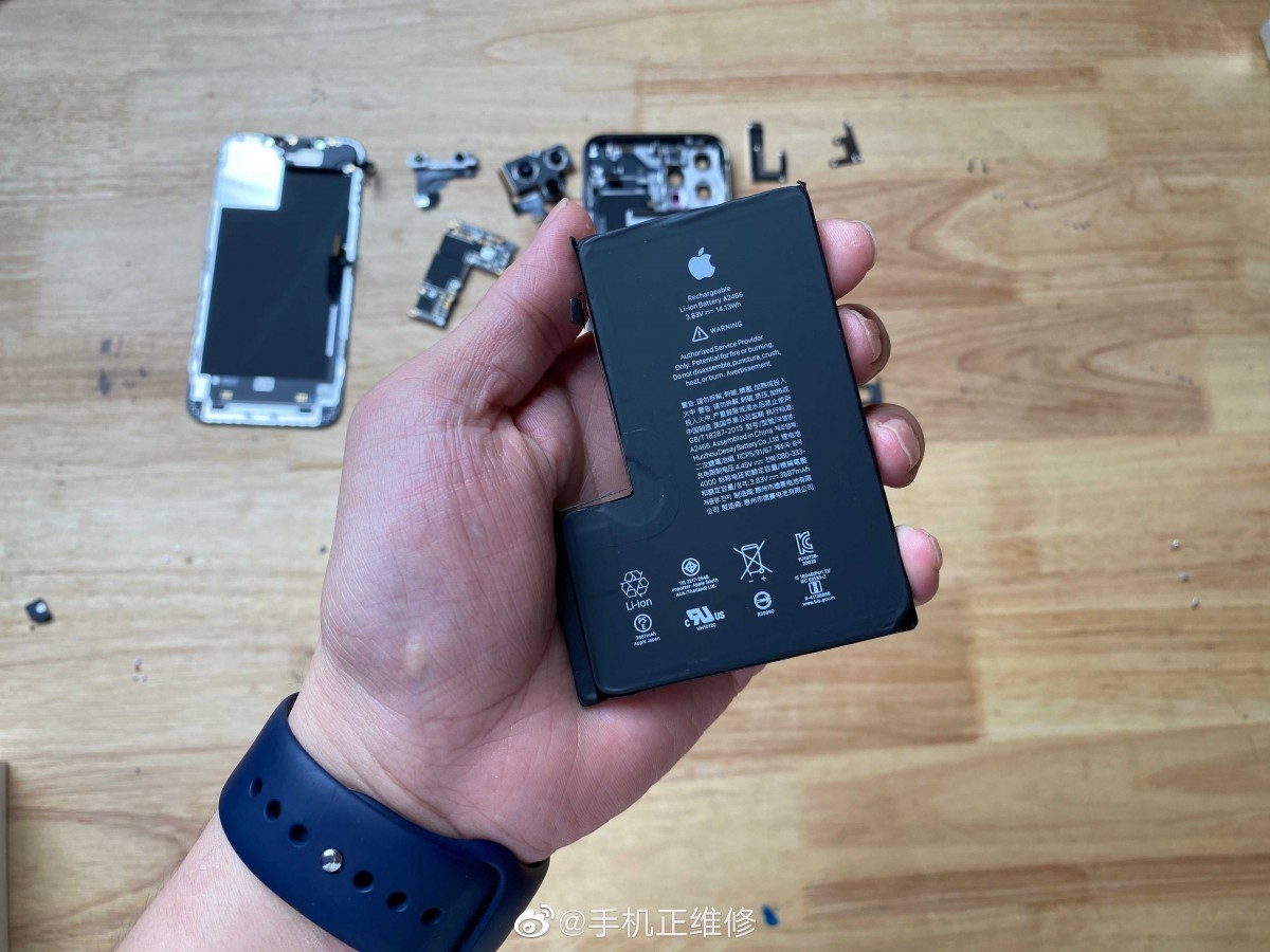 iPhone 12 Pro Max拆解显示电池尺寸，奇怪的变化
