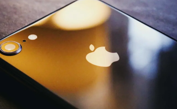 泄密者称苹果测试了可折叠iPhone的翻盖设计